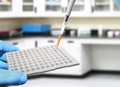 Pointe de filtre Labcon™ transférant un échantillon au cours d'une expérience de PCR