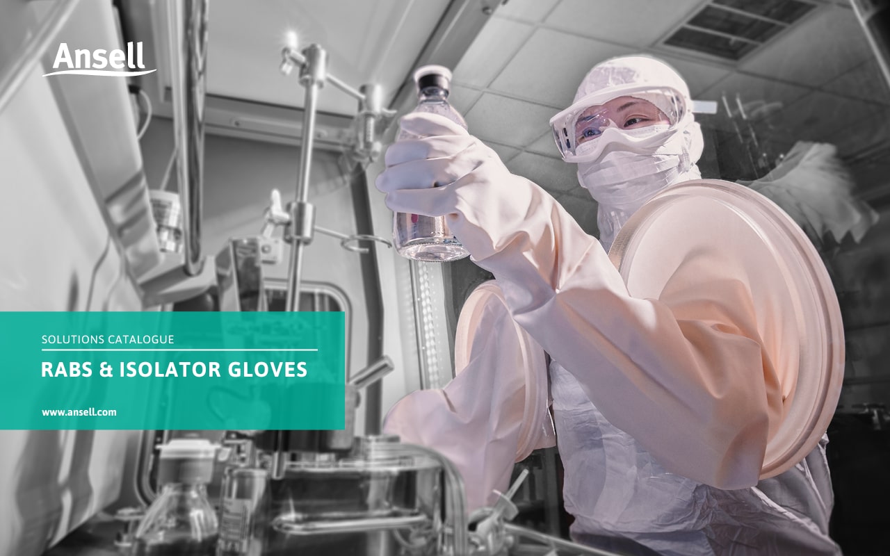 Scientifique portant des gants dans un laboratoire